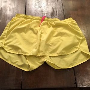 🛍Old Navy active yellow lined shorts